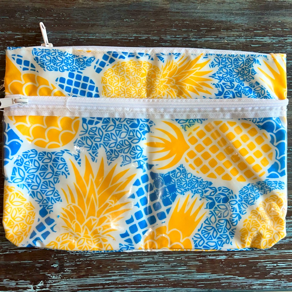 Water resistant beach case w/vinyl zipper pockets and interior large pocket